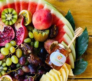 מגש פירות חתוכים+ דבש+מקל דבש מגשי פירות חגיגיים - משלוח חינם בת